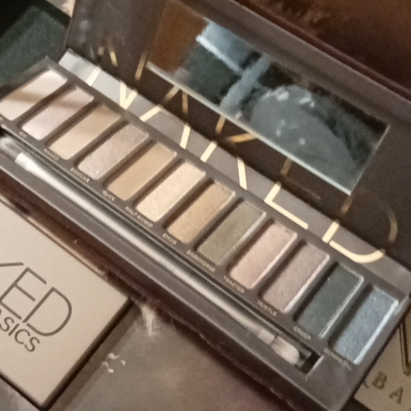 URBAN DECAY NAKED EYESHADOW VAULT - Picture 4 of 13